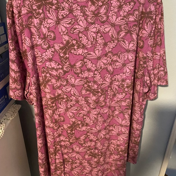 LulaRoe Iris V-neck tunic T-shirt. - Picture 2 of 3